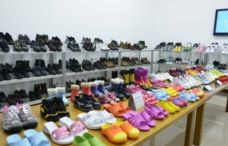 朝鮮運動鞋工廠嶄新亮相，領導人金正恩親臨視察引關注