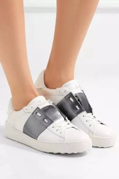 一雙舒適又百搭的運動鞋，讓你帶娃時髦兩不誤